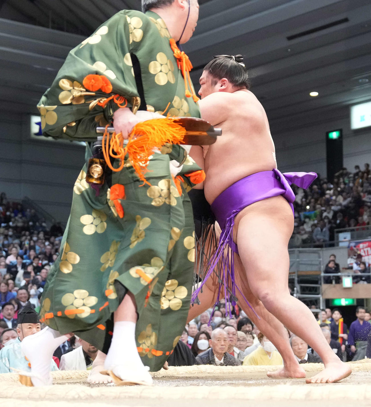 尊富士（右）は若元春を寄り切りで破る（撮影・小沢裕）