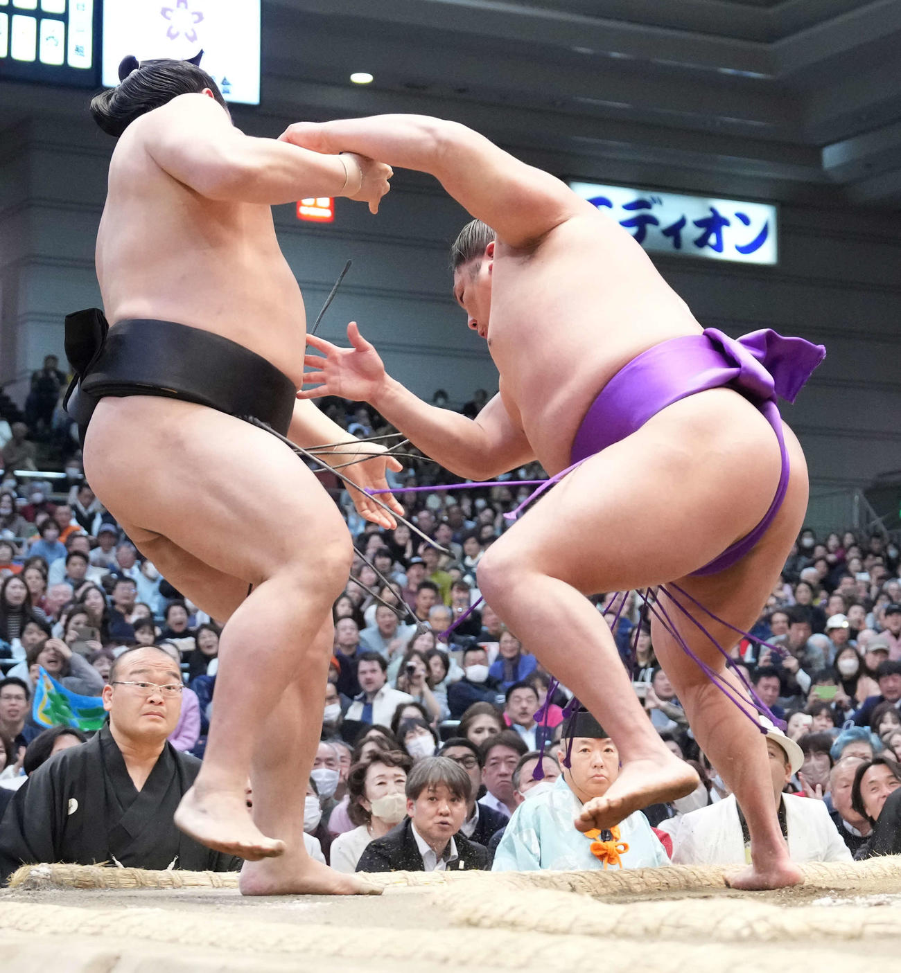 尊富士（右）は若元春を寄り切りで破る（撮影・小沢裕）