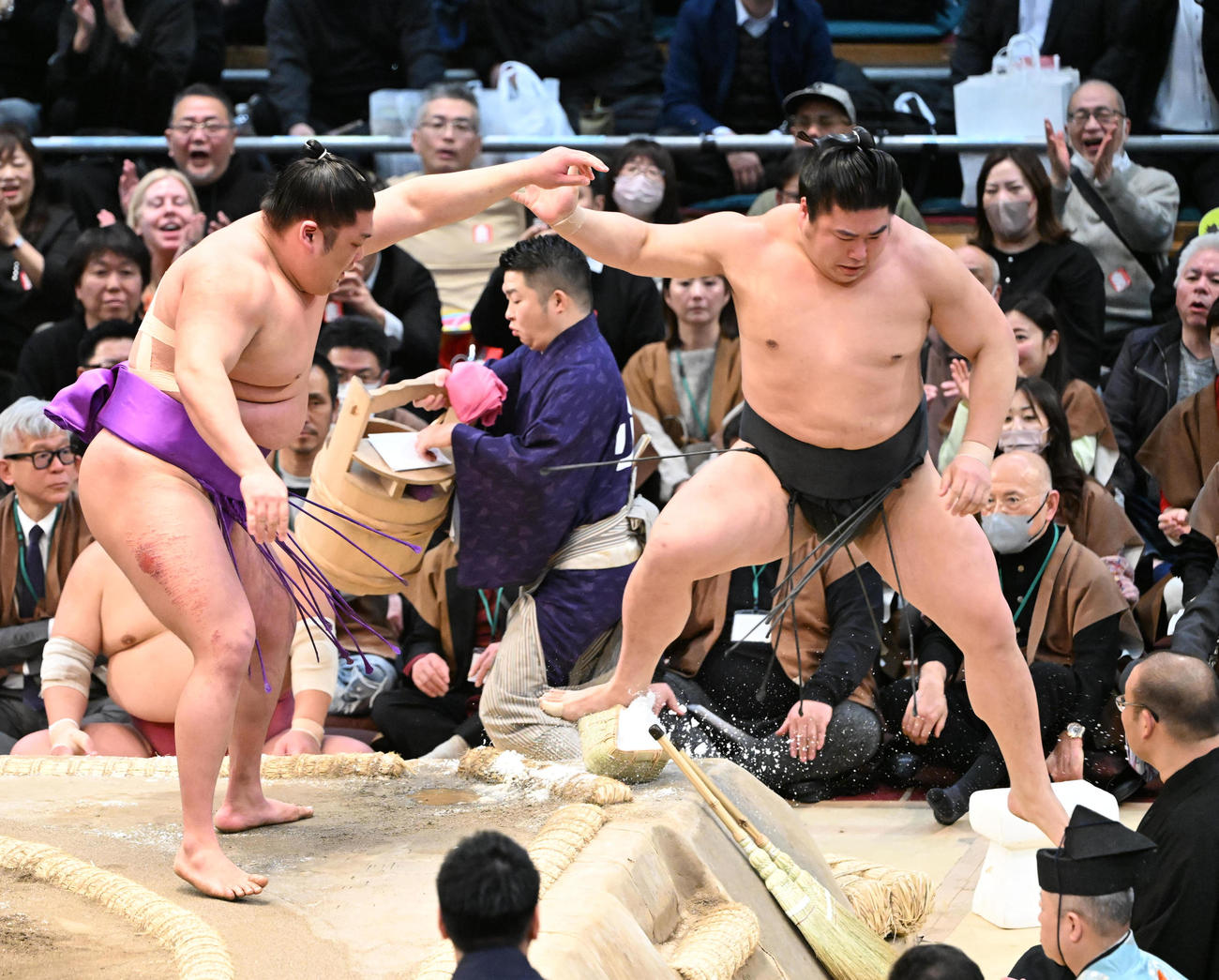尊富士（左）は寄り切りで若元春を破る（撮影・和賀正仁）