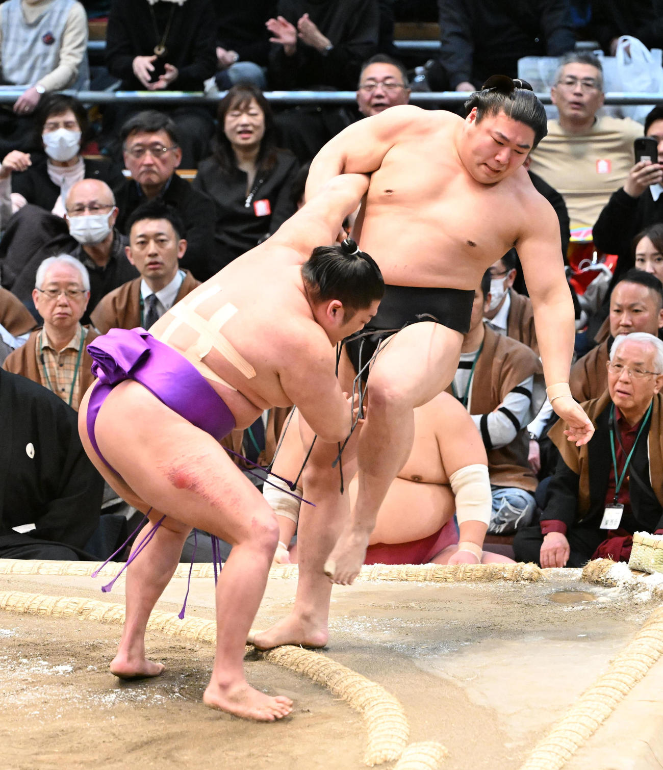 尊富士（左）は寄り切りで若元春を破る（撮影・和賀正仁）