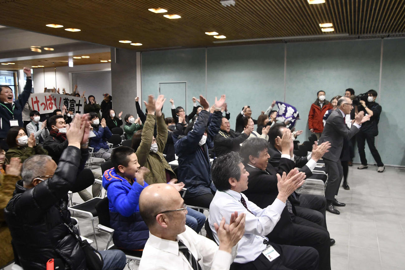 尊富士の勝利が決まるとパブリックビューイング会場の五所川原市役所庁舎は沸き返った