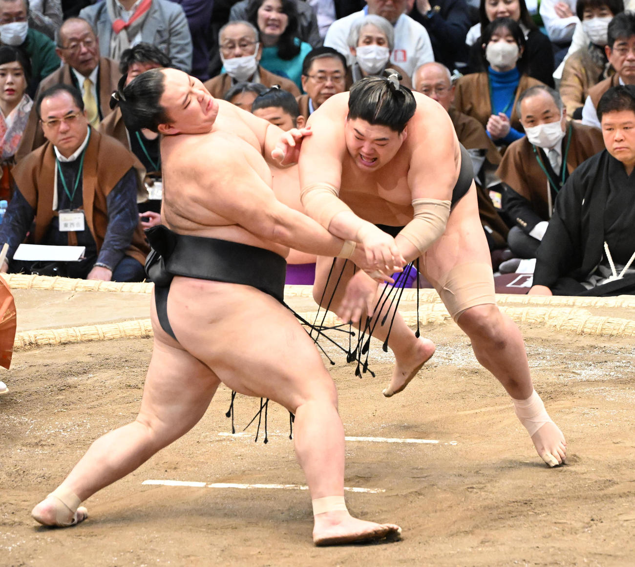 阿炎（右）を突き落としで破る朝乃山（撮影・和賀正仁）