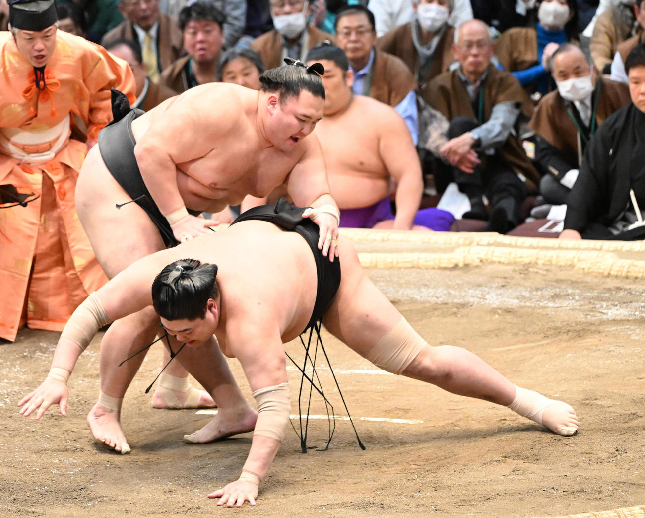 阿炎（右）を突き落としで破る朝乃山（撮影・和賀正仁）
