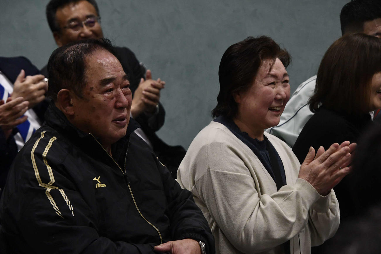 尊富士の勝利を喜ぶ祖父の工藤弘美さん（左）と祖母の洋子さん