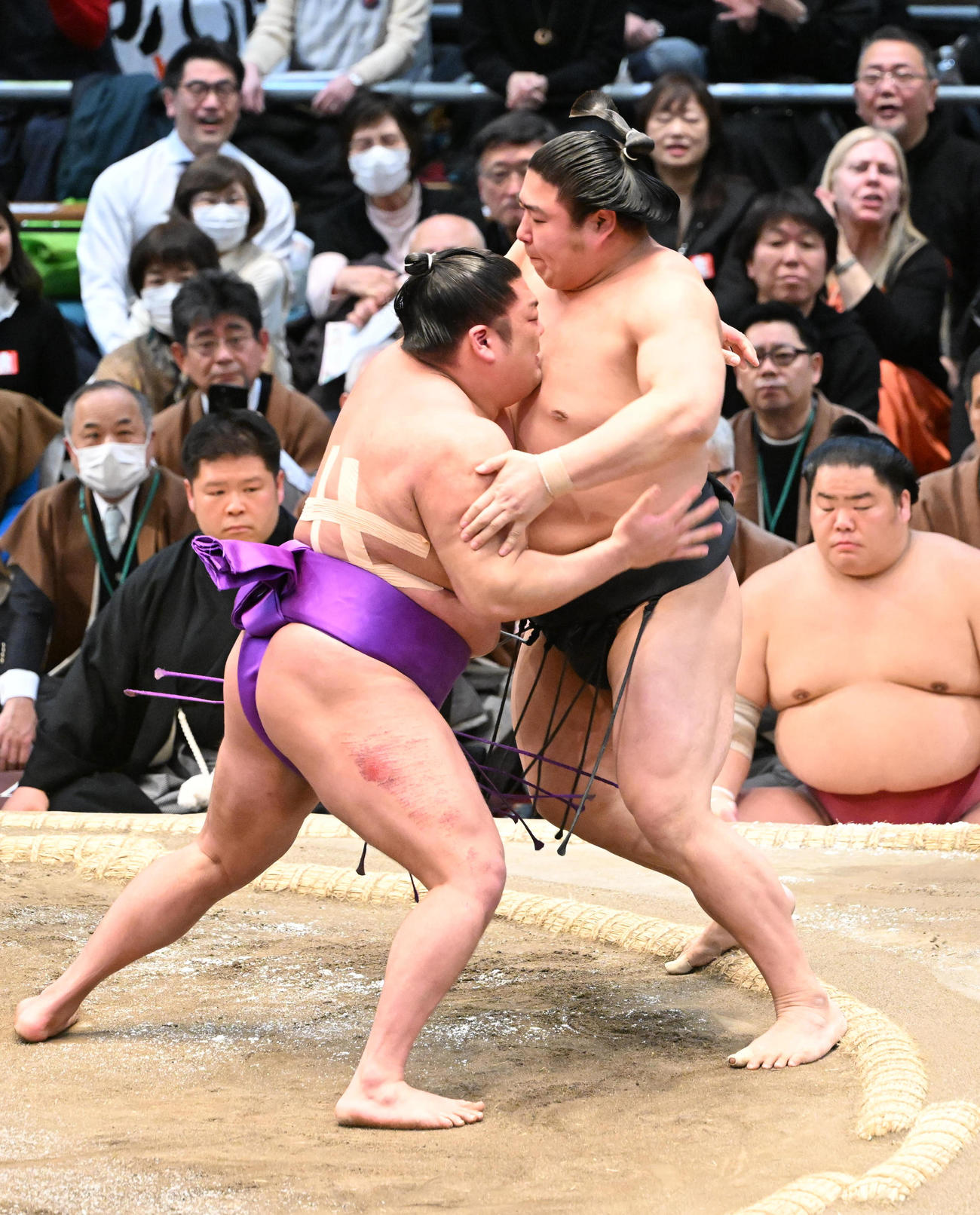 尊富士（左）は寄り切りで若元春を破る（撮影・和賀正仁）