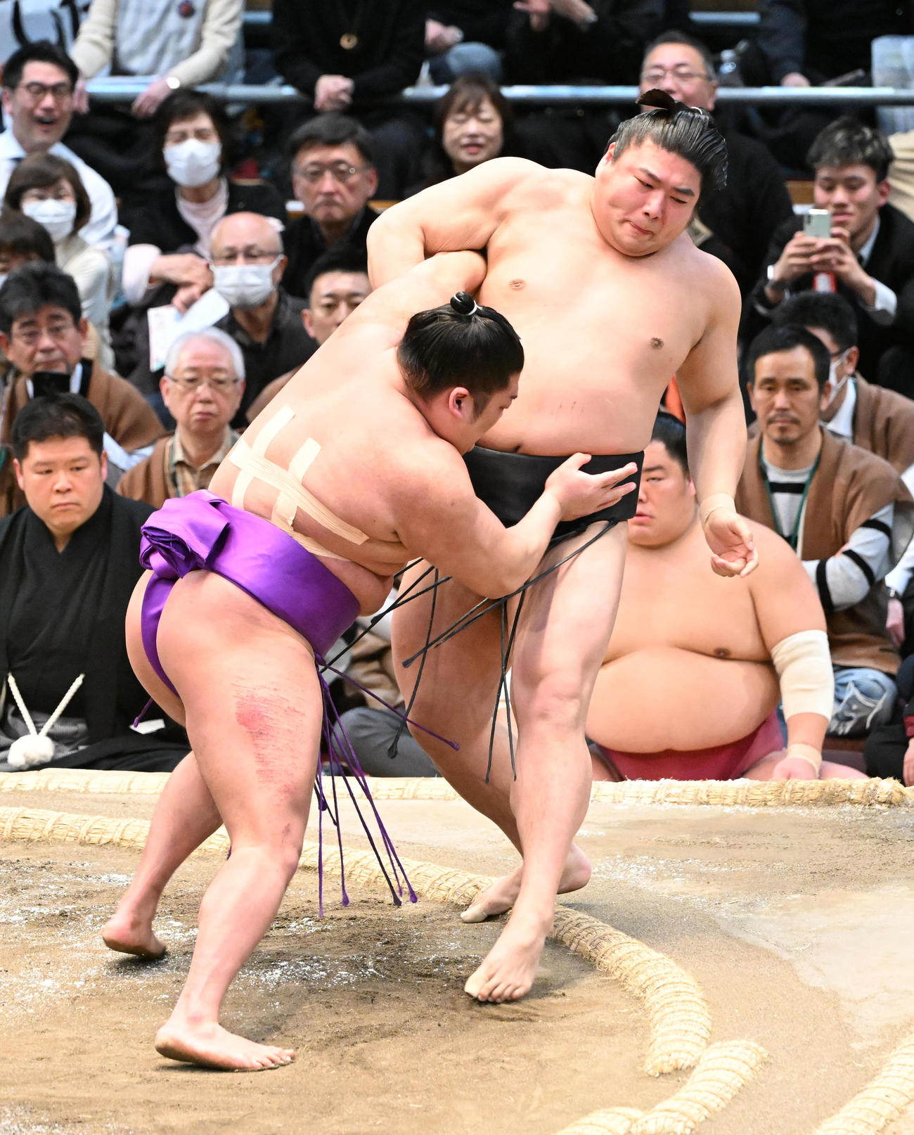 尊富士（左）は寄り切りで若元春を破る（撮影・和賀正仁）