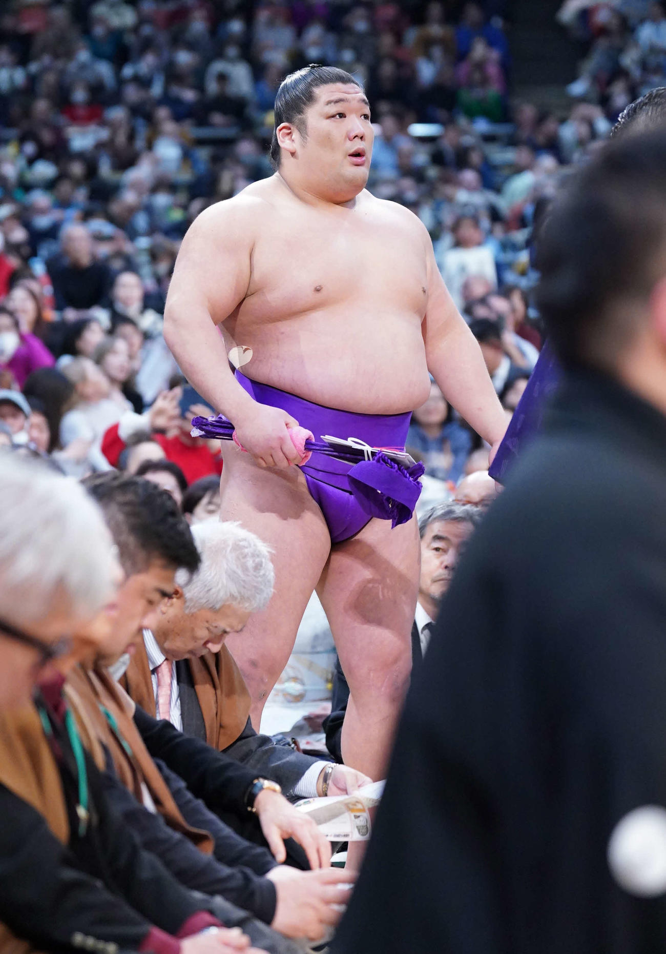 1敗を死守し花道を引き揚げる尊富士（撮影・小沢裕）