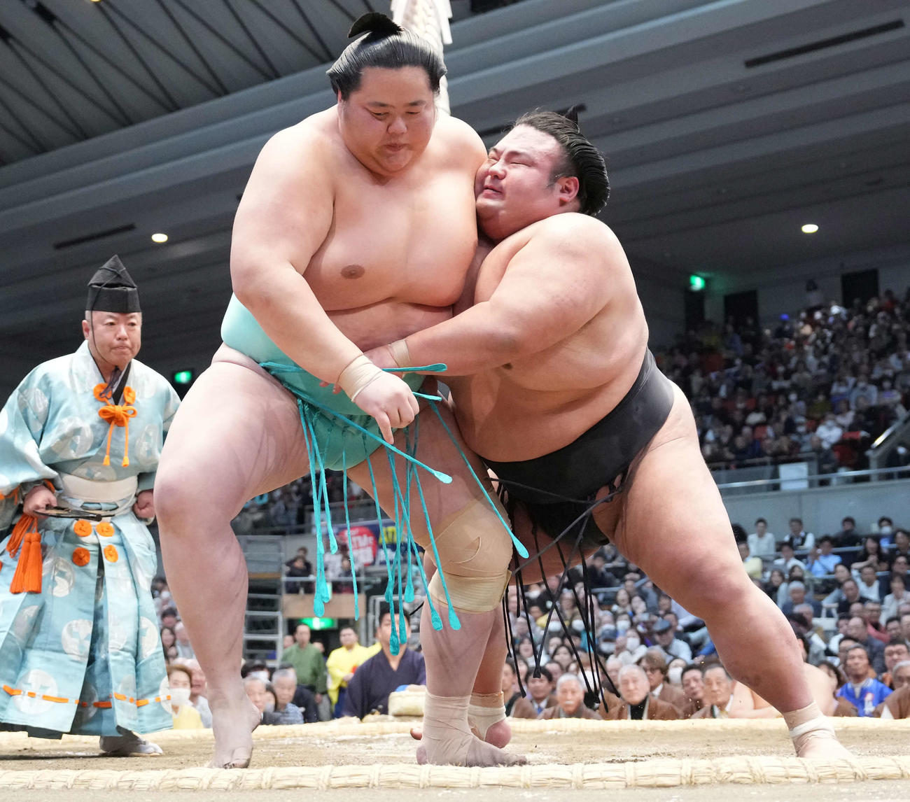 貴景勝（右）は琴ノ若を送り出しで破る（撮影・小沢裕）