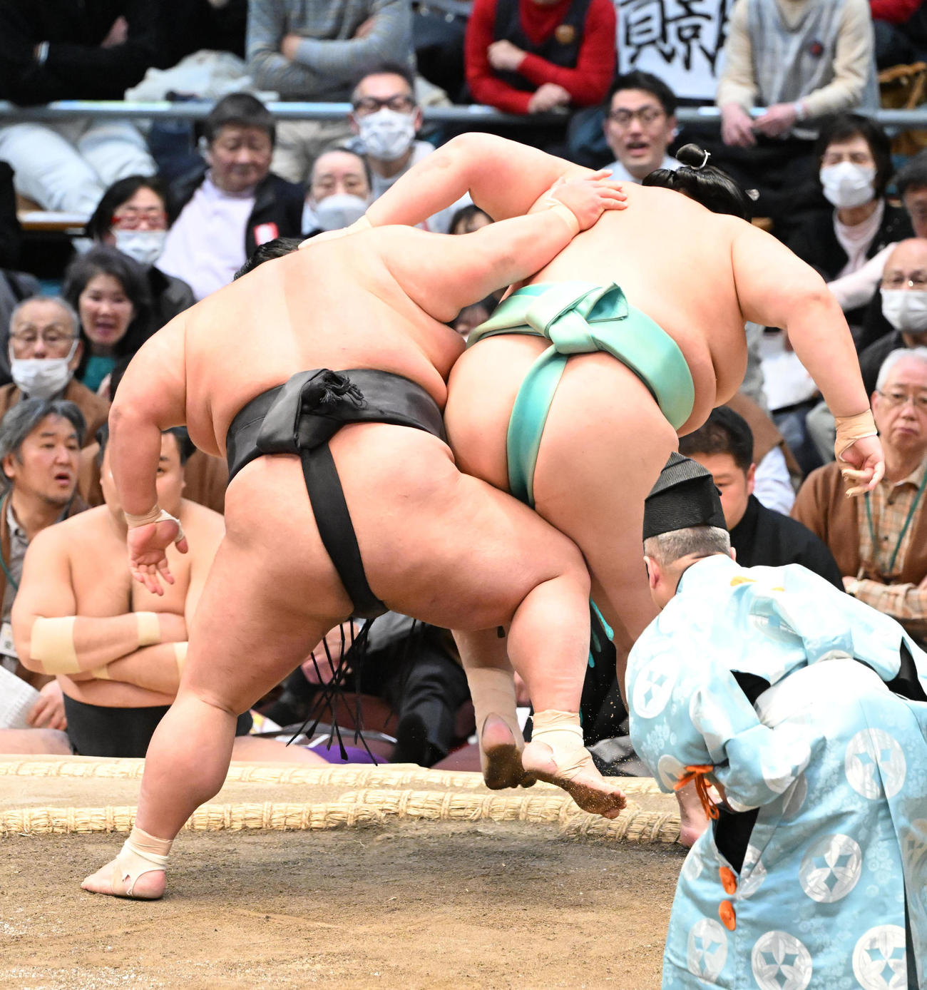 貴景勝（左）は送り出しで琴ノ若を破る（撮影・和賀正仁）