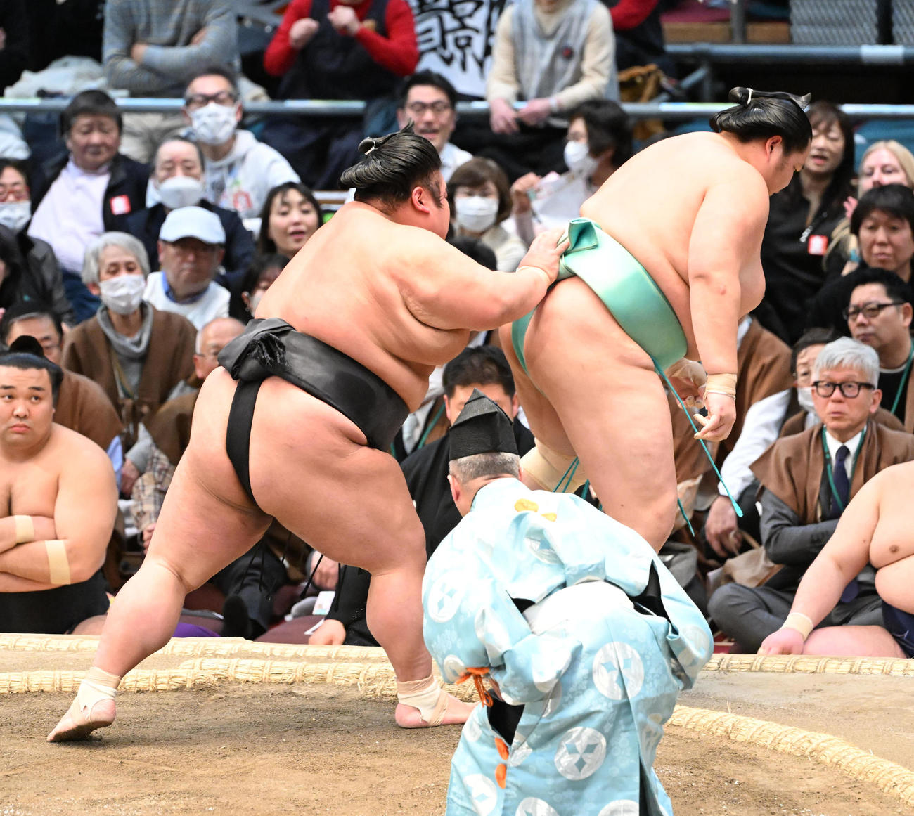 貴景勝（左）は送り出しで琴ノ若を破る（撮影・和賀正仁）