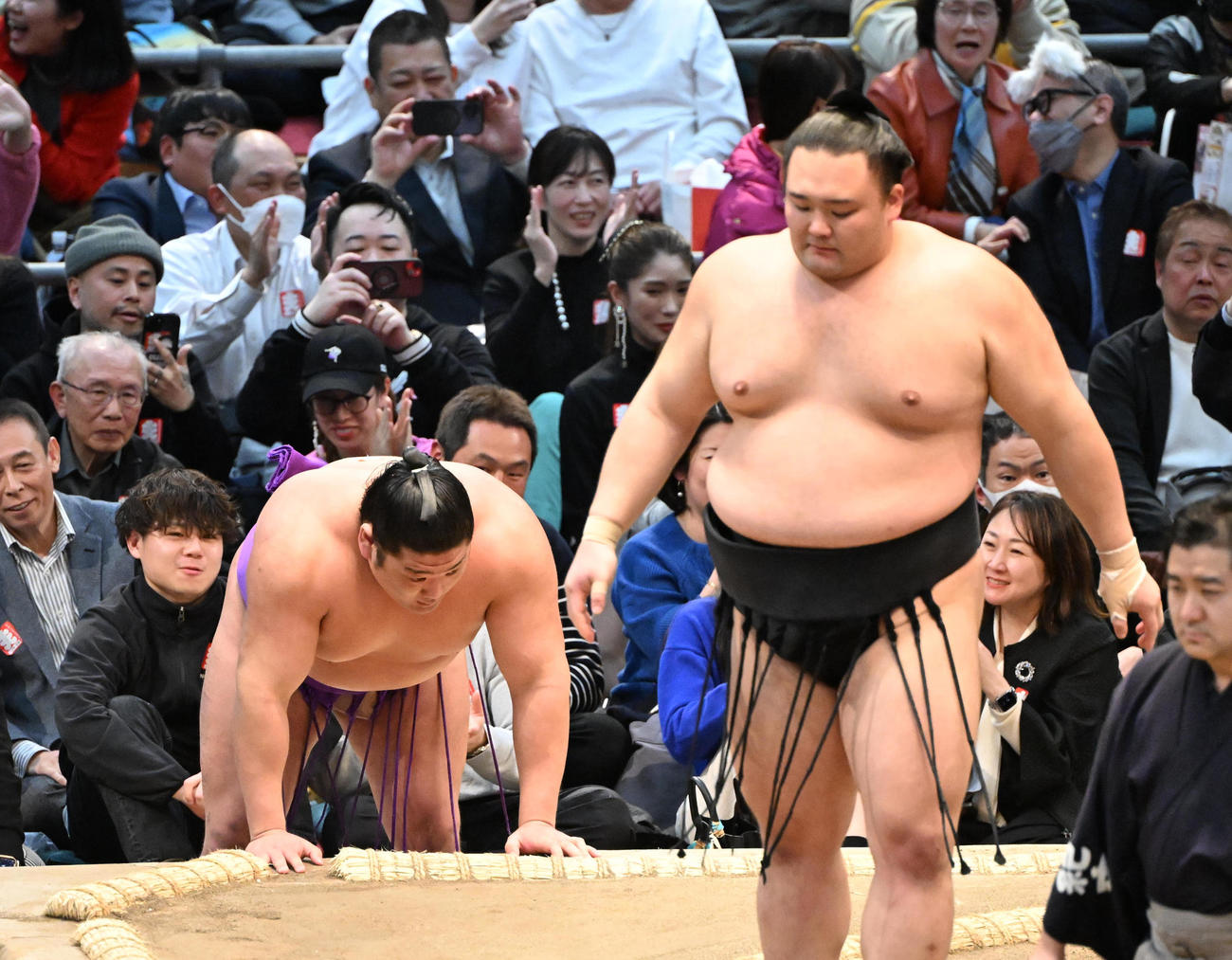 尊富士（左）は朝乃山に寄り切りで敗れる（撮影・和賀正仁）