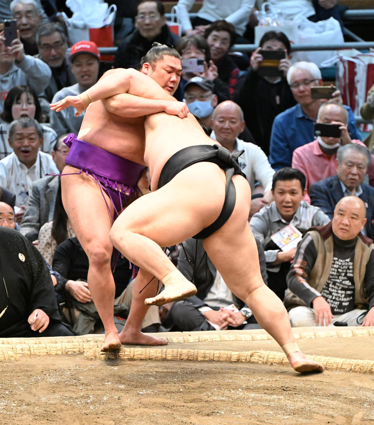 尊富士（左）は朝乃山に寄り切りで敗れる（撮影・和賀正仁）