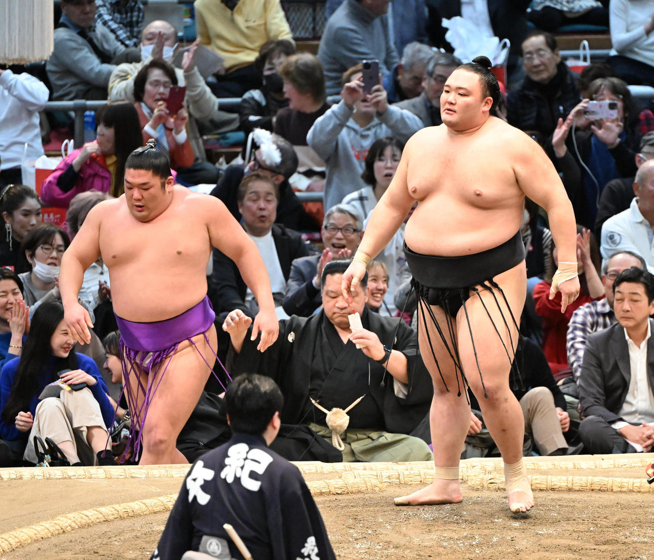 尊富士（左）は朝乃山に寄り切りで敗れる（撮影・和賀正仁）