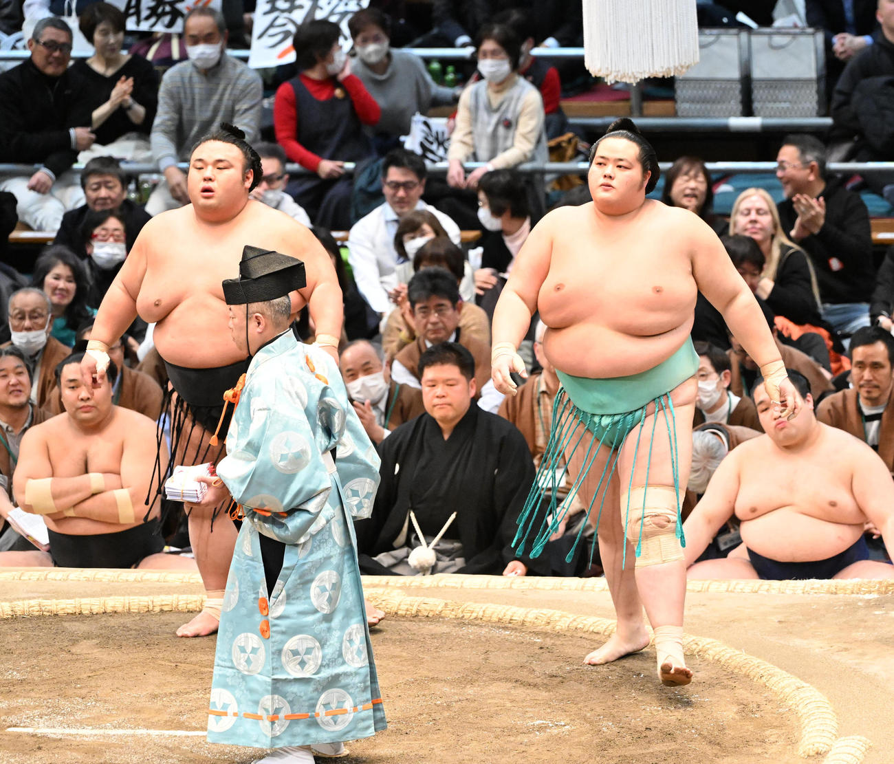貴景勝（左）は送り出しで琴ノ若を破る（撮影・和賀正仁）