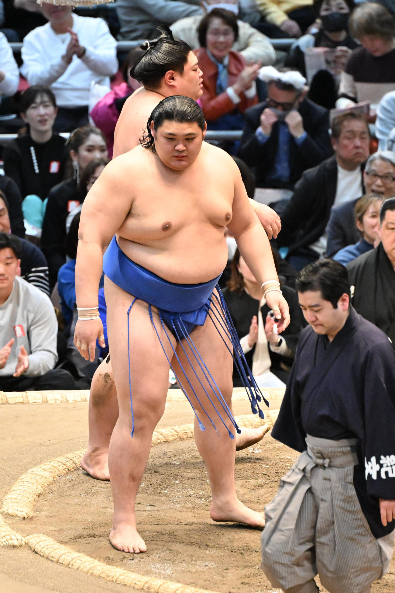 阿炎（奥）をはたき込みで破る大の里（撮影・和賀正仁）