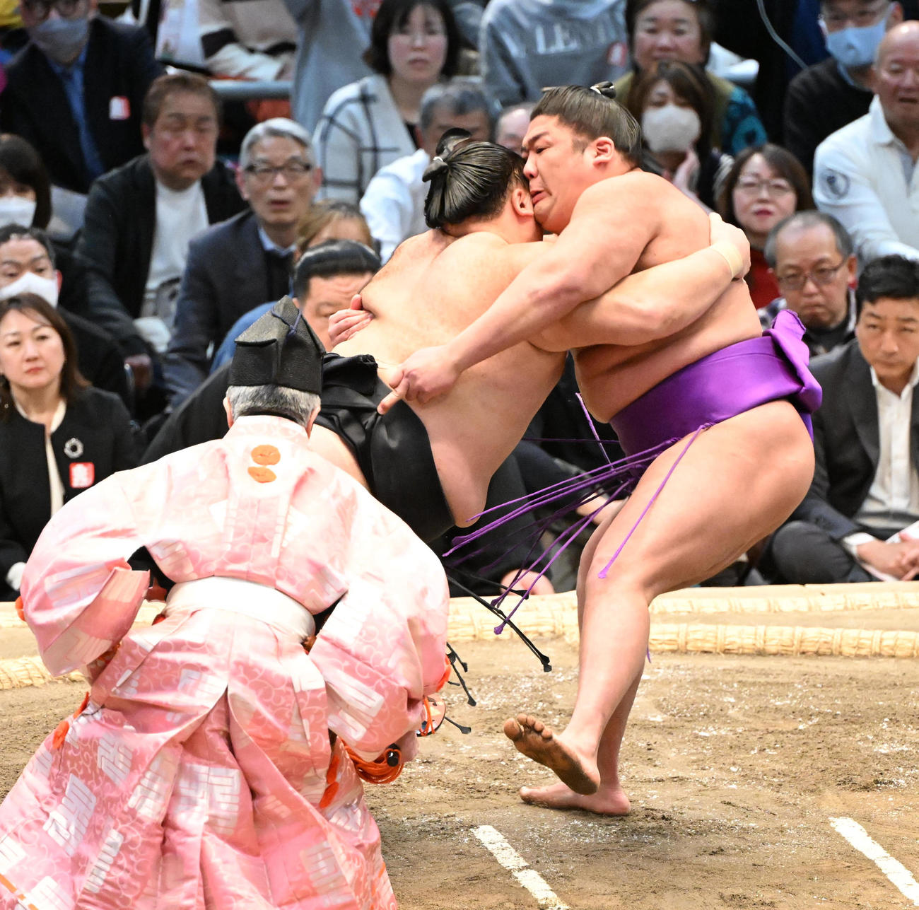 立ち合いで朝乃山（左）に押される尊富士（右）（撮影・和賀正仁）