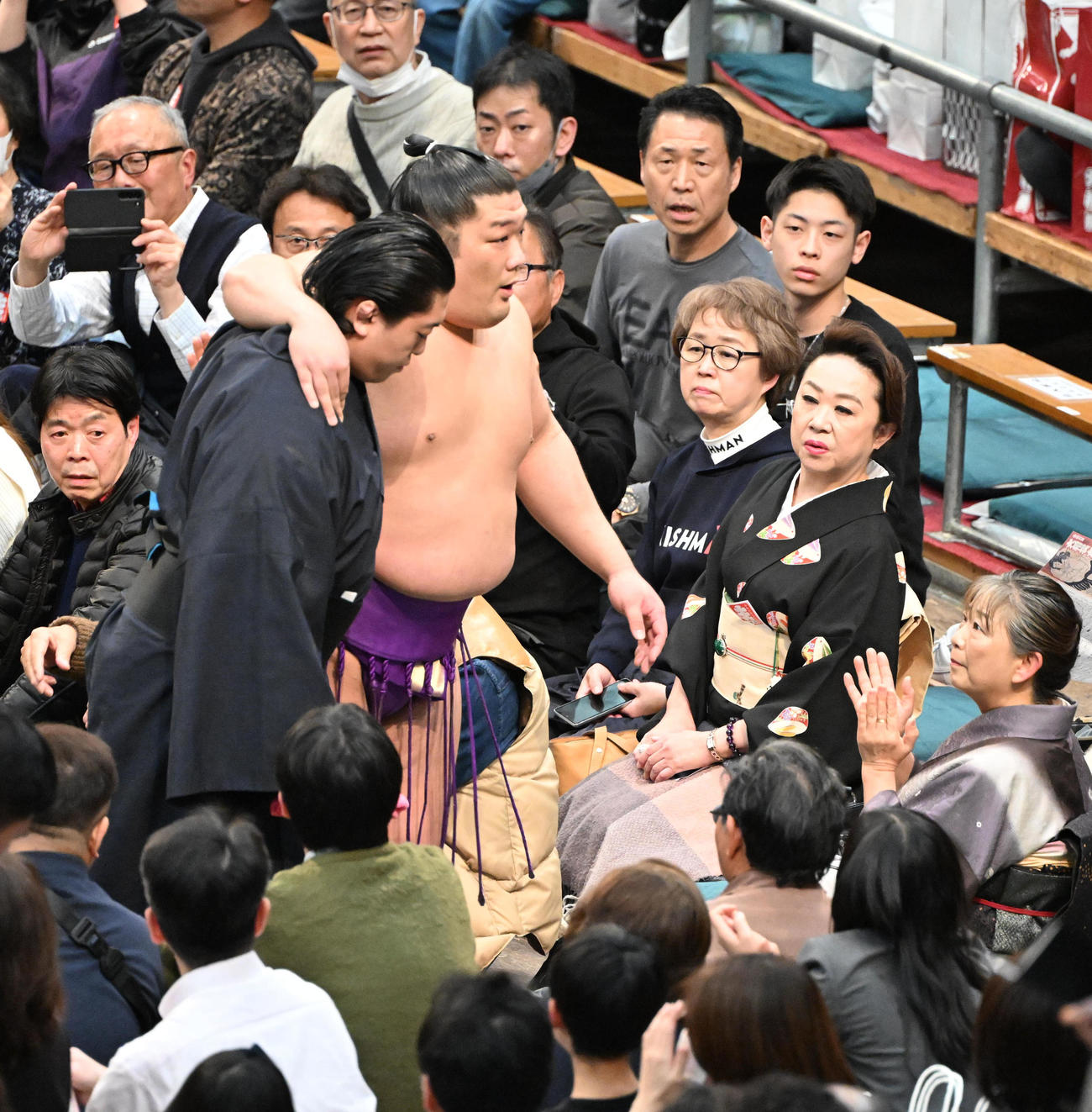 付き人の肩を借りて引き揚げる尊富士（撮影・和賀正仁）