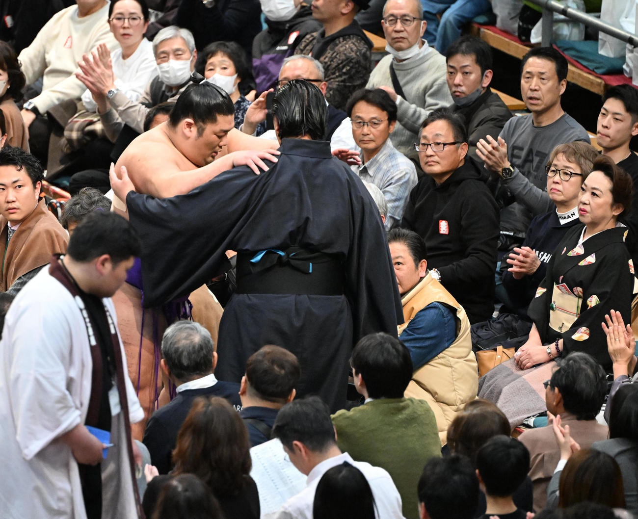 付き人の肩を借りて引き揚げる尊富士（撮影・和賀正仁）