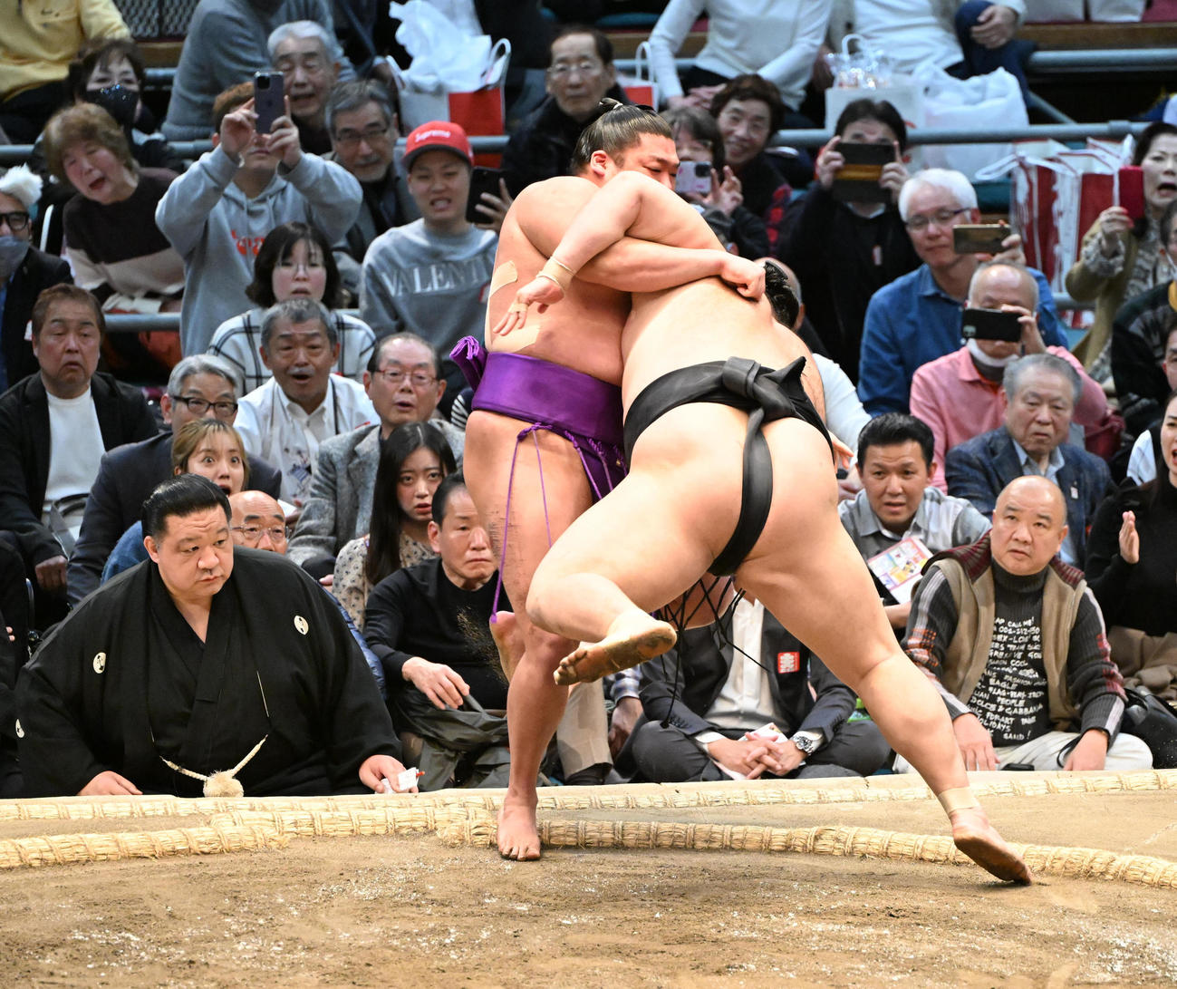 尊富士（左）は朝乃山に寄り切りで敗れる（撮影・和賀正仁）