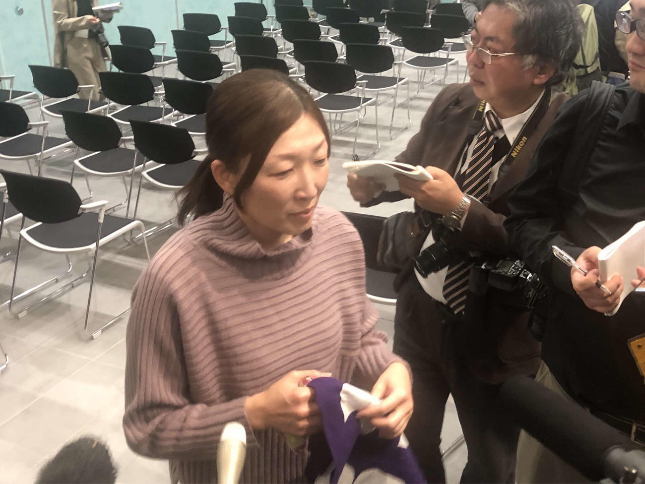 14日目の取組後、報道陣の取材に応じる尊富士の母、石岡桃子さん（撮影・平山連）