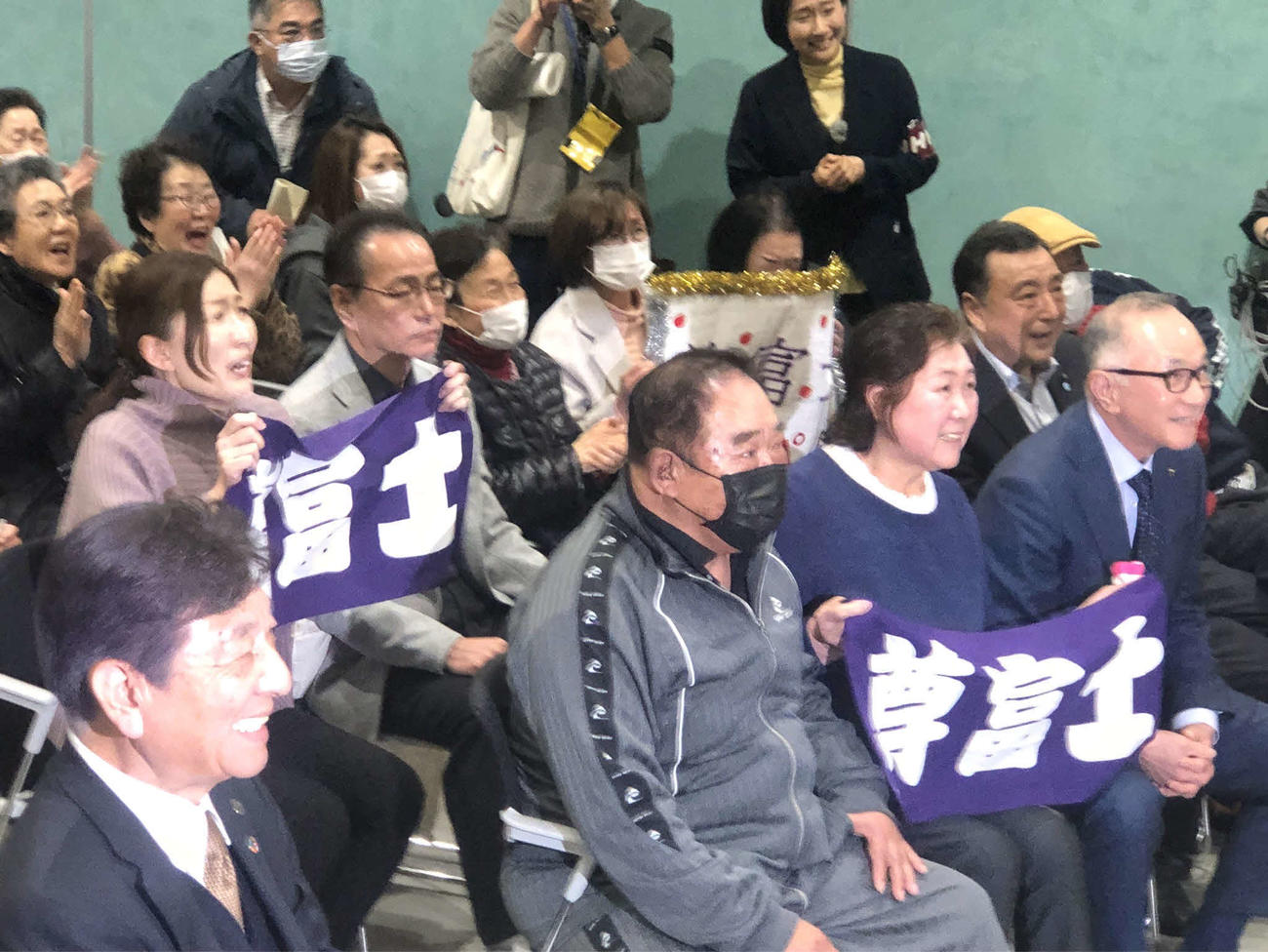 尊富士を応援する地元関係者らが集まったブリックビューイング（PV）会場の五所川原市役所庁舎（撮影・平山連）