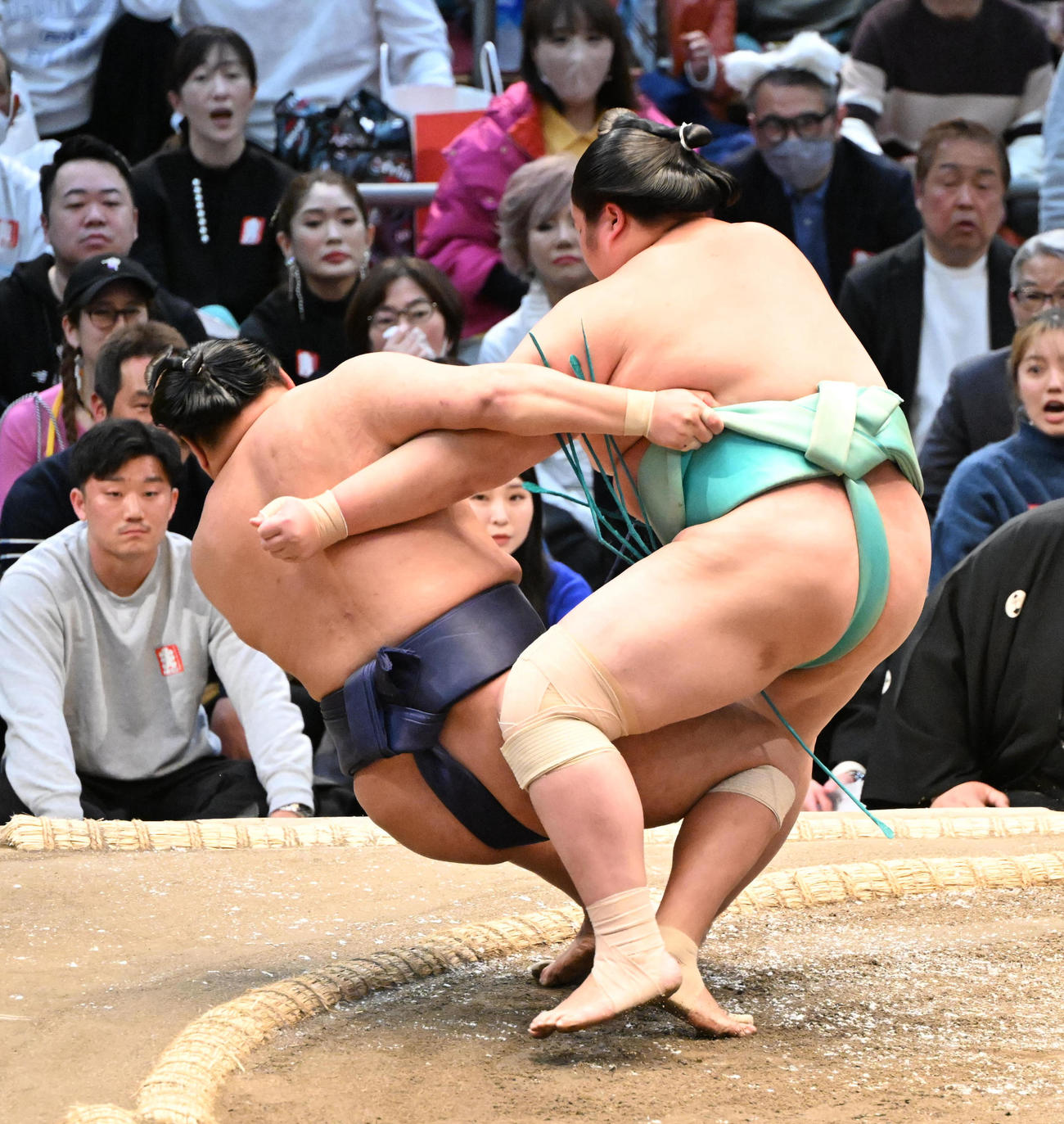 琴ノ若（右）は寄り倒しで豊昇龍を破る（撮影・和賀正仁）