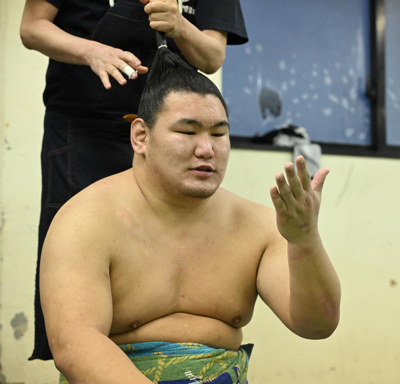 支度部屋でじっと手を見つめる豊昇龍