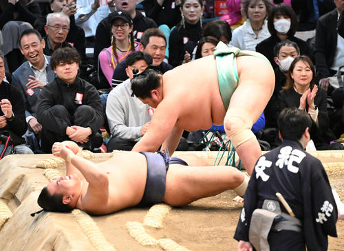 豊昇龍は痛恨の黒星で2度目の優勝が消滅 険しい表情を見せ取材に応じ