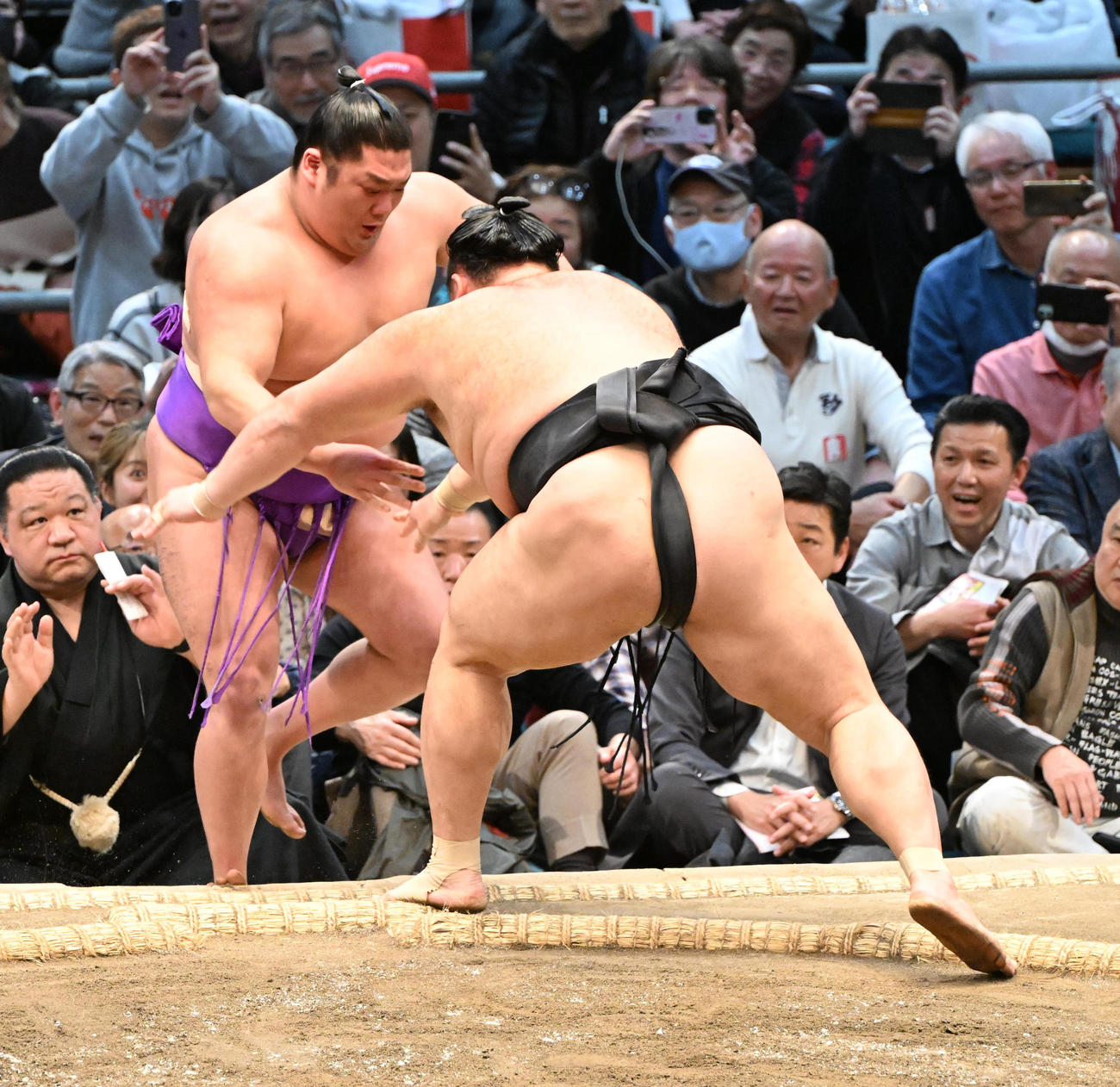 尊富士（左）は朝乃山に寄り切りで敗れる（撮影・和賀正仁）