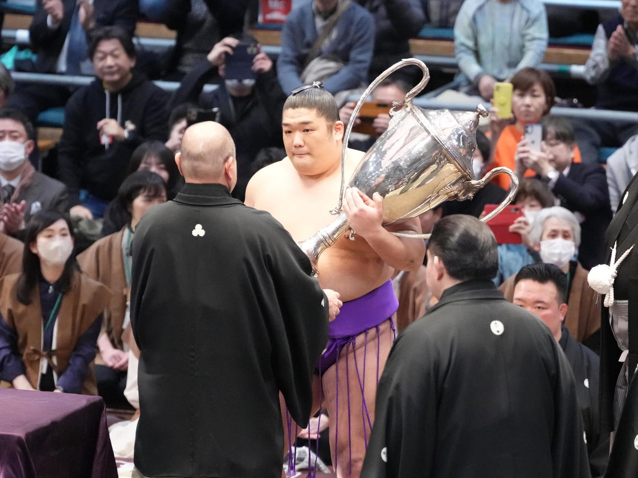 大相撲春場所千秋楽、八角理事長（左）から賜杯を受け取る尊富士（撮影・小沢裕）