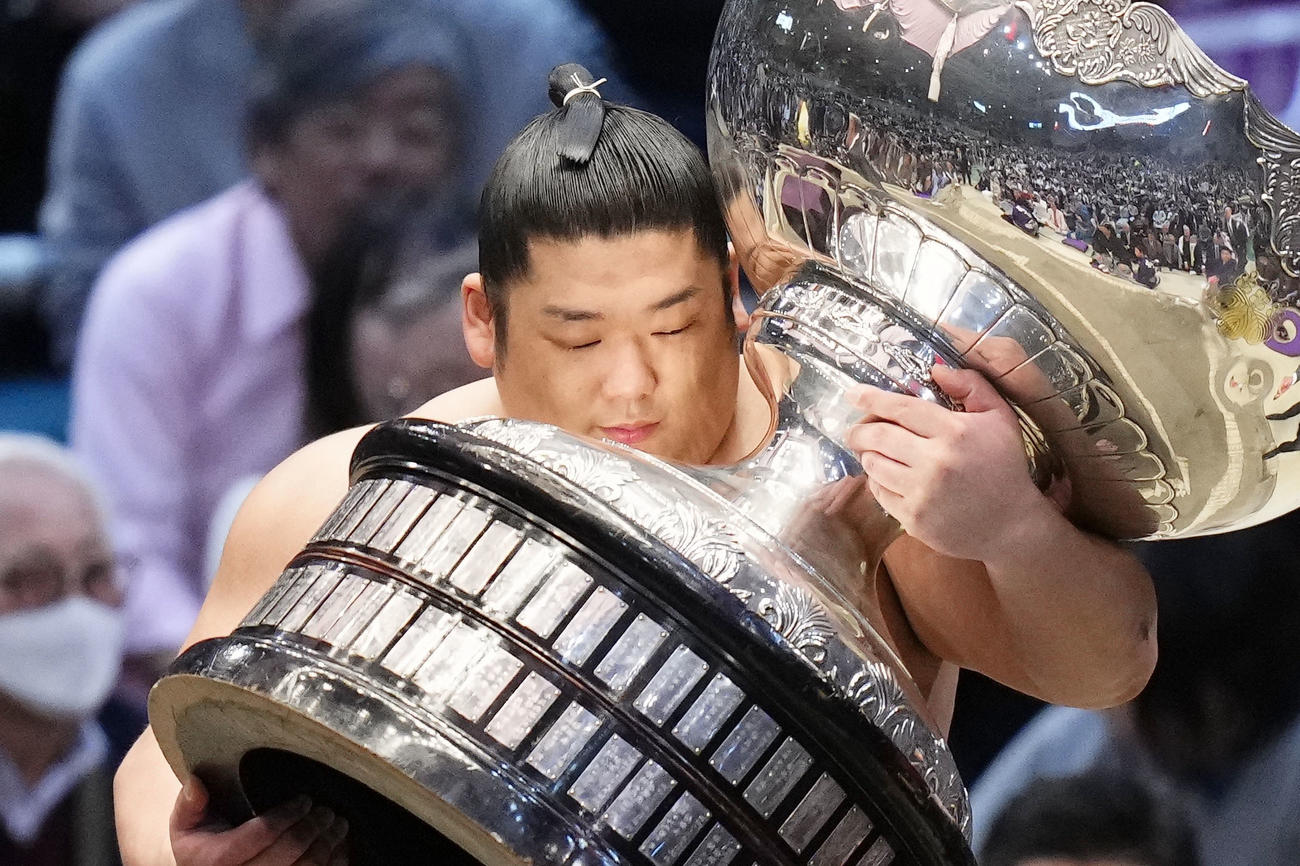 新入幕優勝を果たし、内閣総理大臣杯を受け取る尊富士（共同）