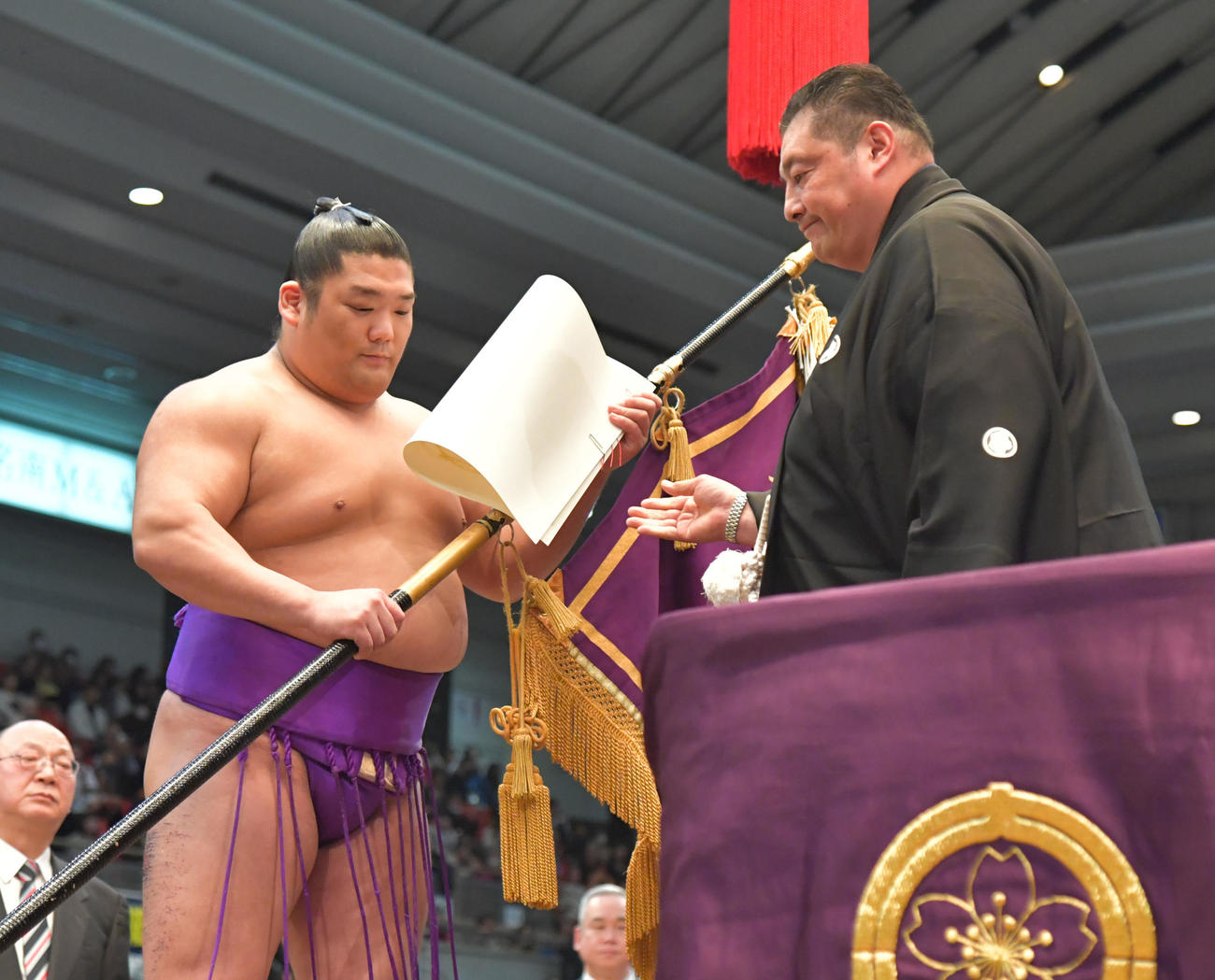 優勝旗を授与される尊富士