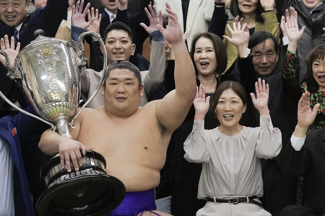 大相撲春場所で初優勝を果たし、賜杯を手に喜ぶ尊富士と母の石岡桃子さん（前列右）（共同）