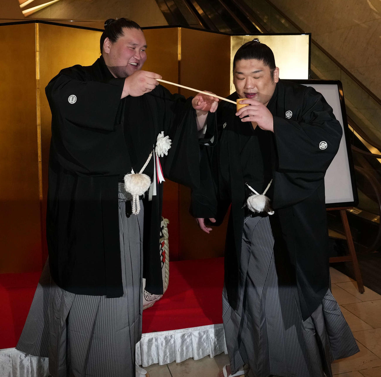 幕内優勝した尊富士（右）は横綱照ノ富士から水付けを受ける（撮影・小沢裕）