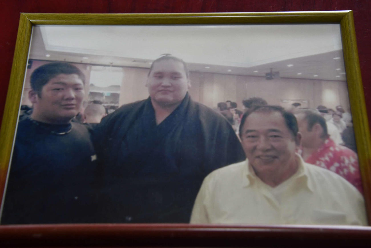 左から高校時代の尊富士、照ノ富士、祖父の工藤弘美さん（撮影・平山連）