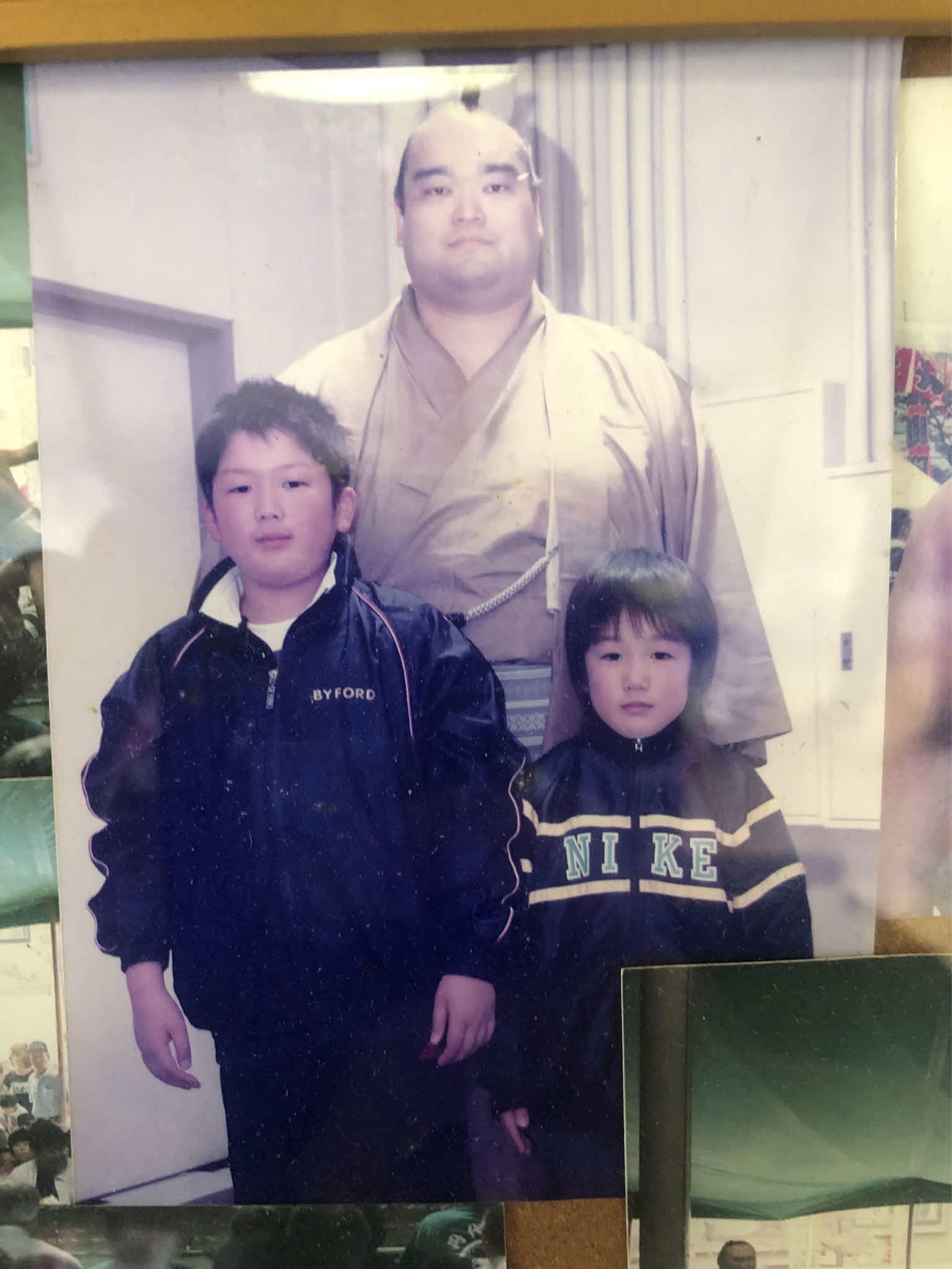 幼い頃の尊富士（左）（祖父の工藤弘美さん提供）