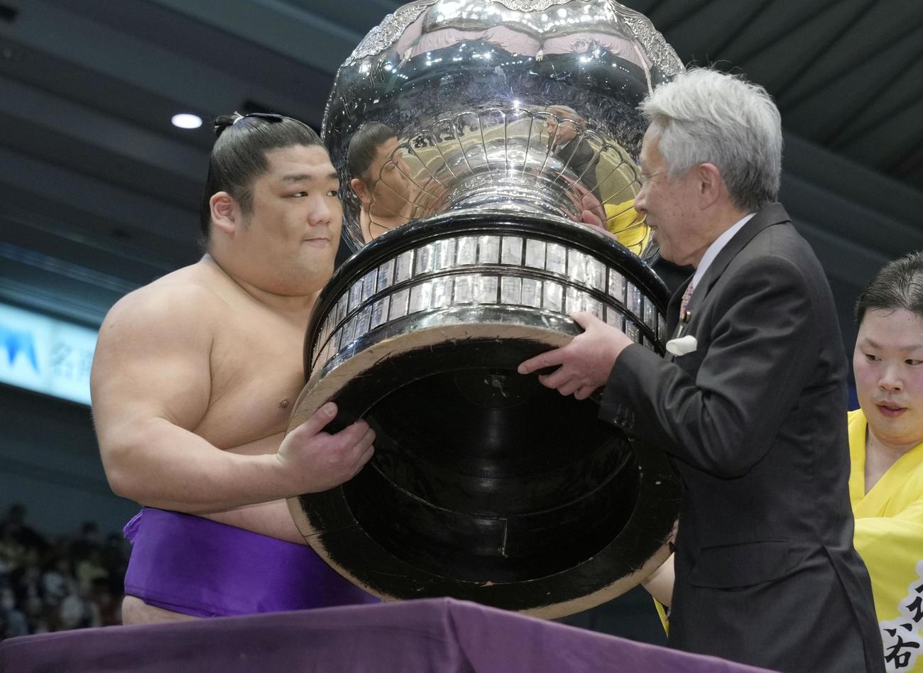 新入幕優勝を果たし、内閣総理大臣杯を受け取る尊富士＝エディオンアリーナ大阪（共同）