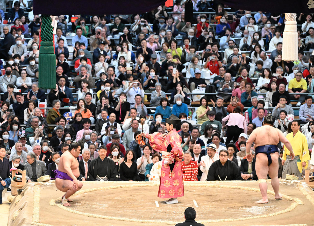 尊富士（左）は押し倒しで豪ノ山を破り優勝を決める（撮影・和賀正仁）