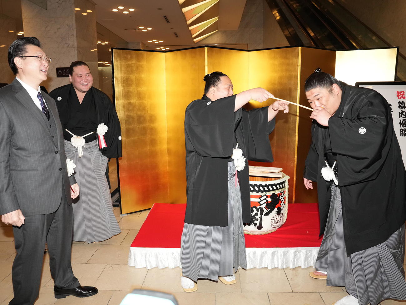 幕内優勝した尊富士（右）は翠富士から水付けを受ける。左から師匠ノ伊勢ケ浜親方、照ノ富士（撮影・小沢裕）