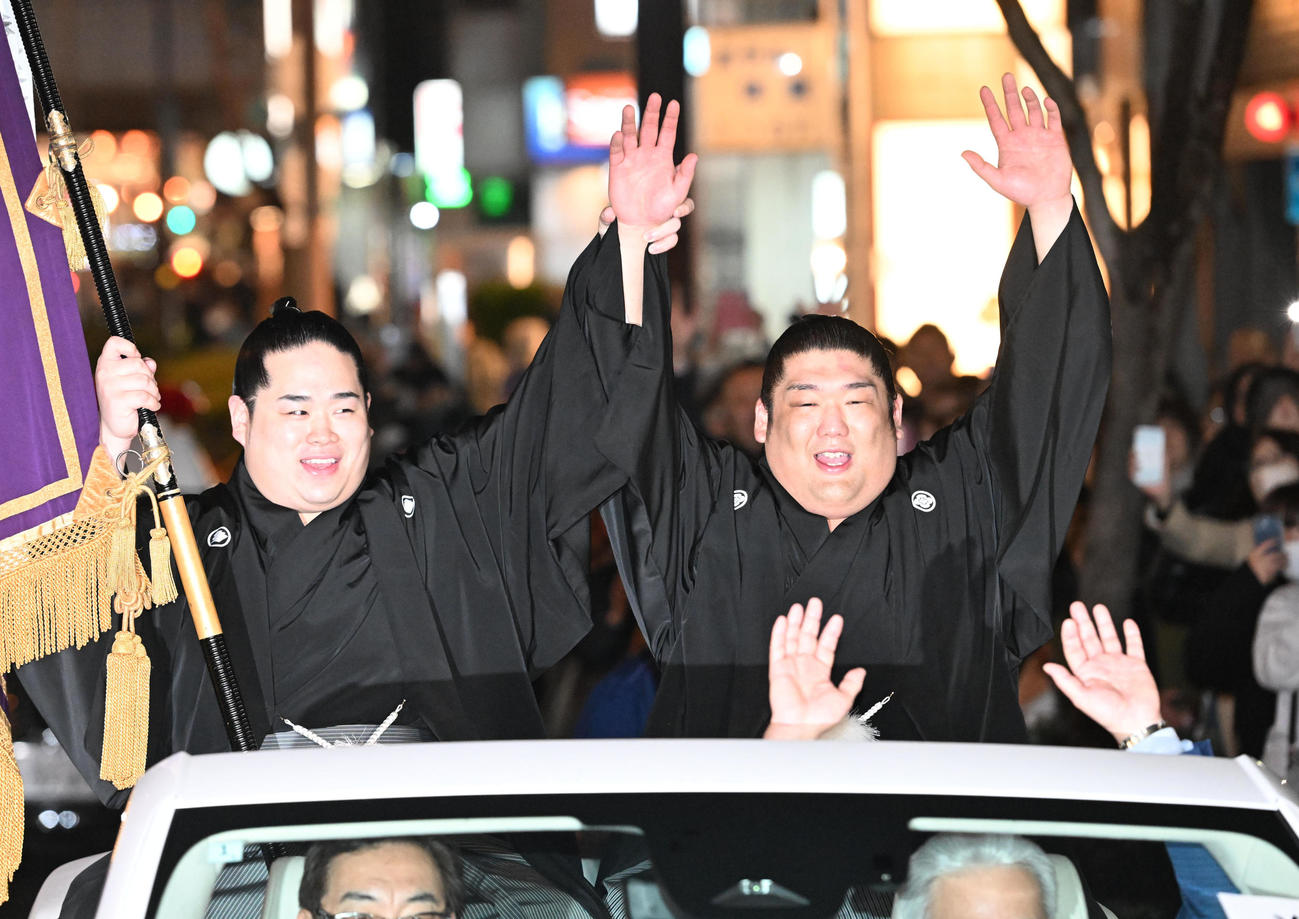 新入幕優勝の快挙を果たし旗手の錦富士（左）とバンザイする尊富士（撮影・和賀正仁）