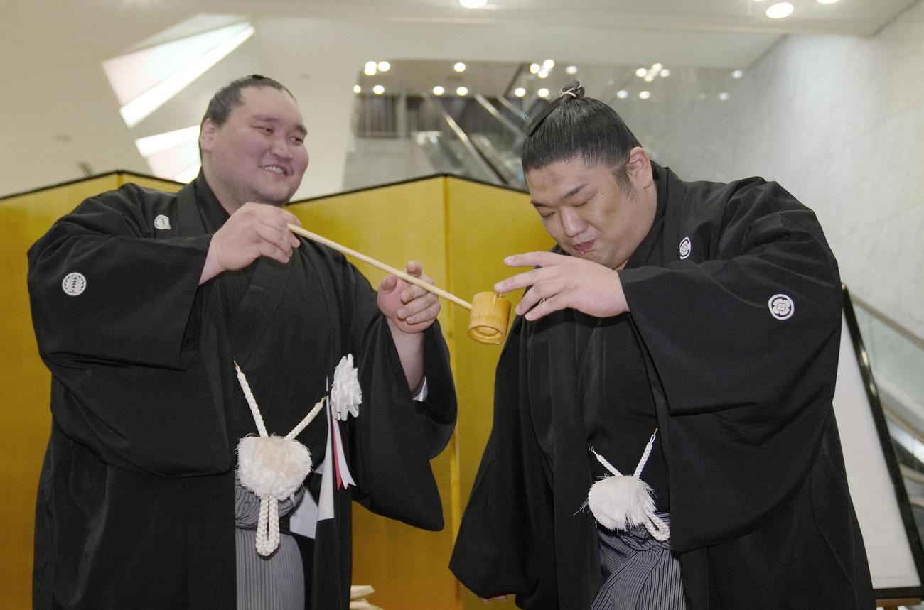 初優勝し、横綱照ノ富士（左）に水をつけてもらう尊富士（共同）