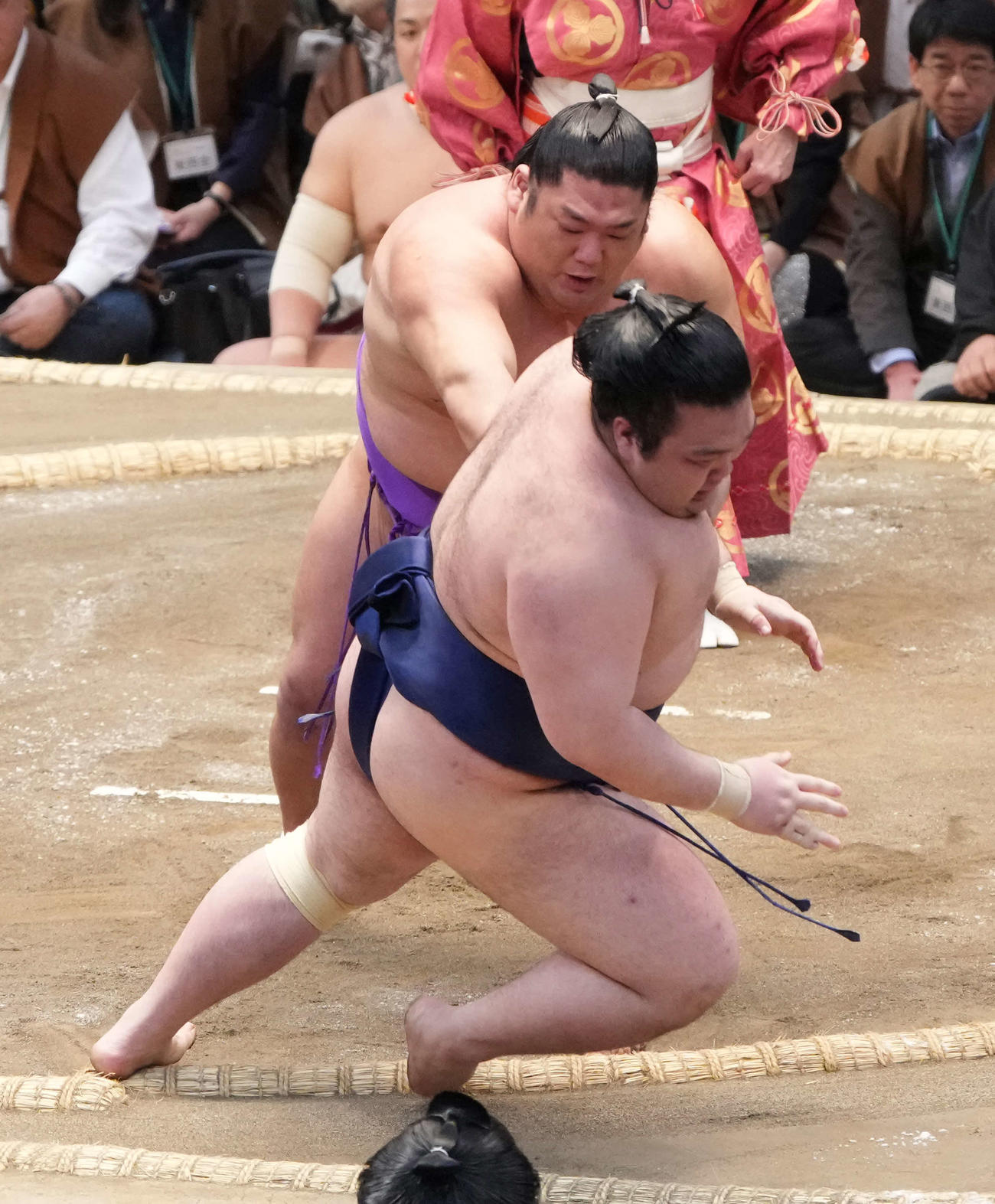 尊富士は豪ノ山（手前）を押し倒しで破り幕内優勝を決める（撮影・小沢裕）