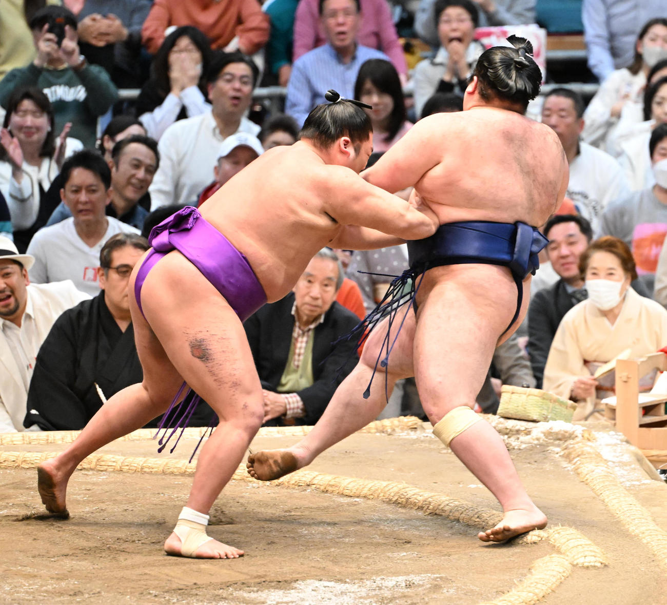 尊富士（左）は押し倒しで豪ノ山を破り優勝を決める（撮影・和賀正仁）