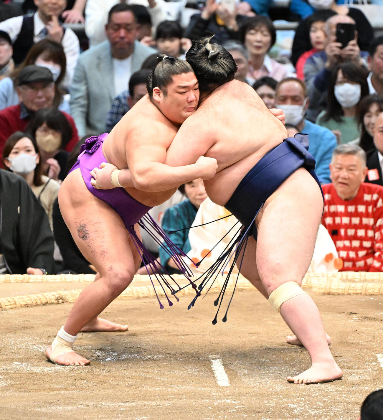 尊富士（左）は押し倒しで豪ノ山を破り優勝を決める（撮影・和賀正仁）