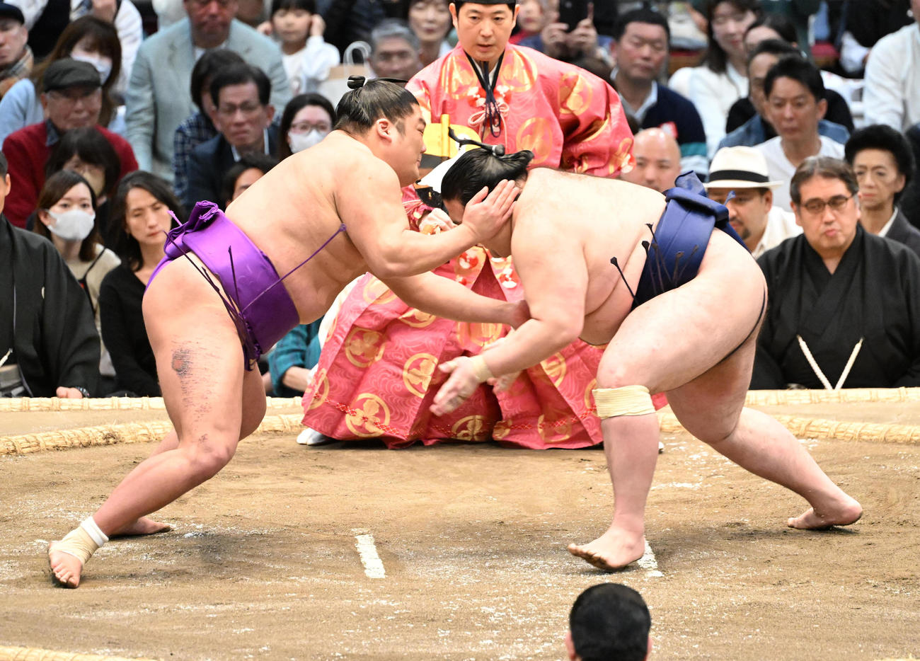 尊富士（左）は押し倒しで豪ノ山を破り優勝を決める（撮影・和賀正仁）