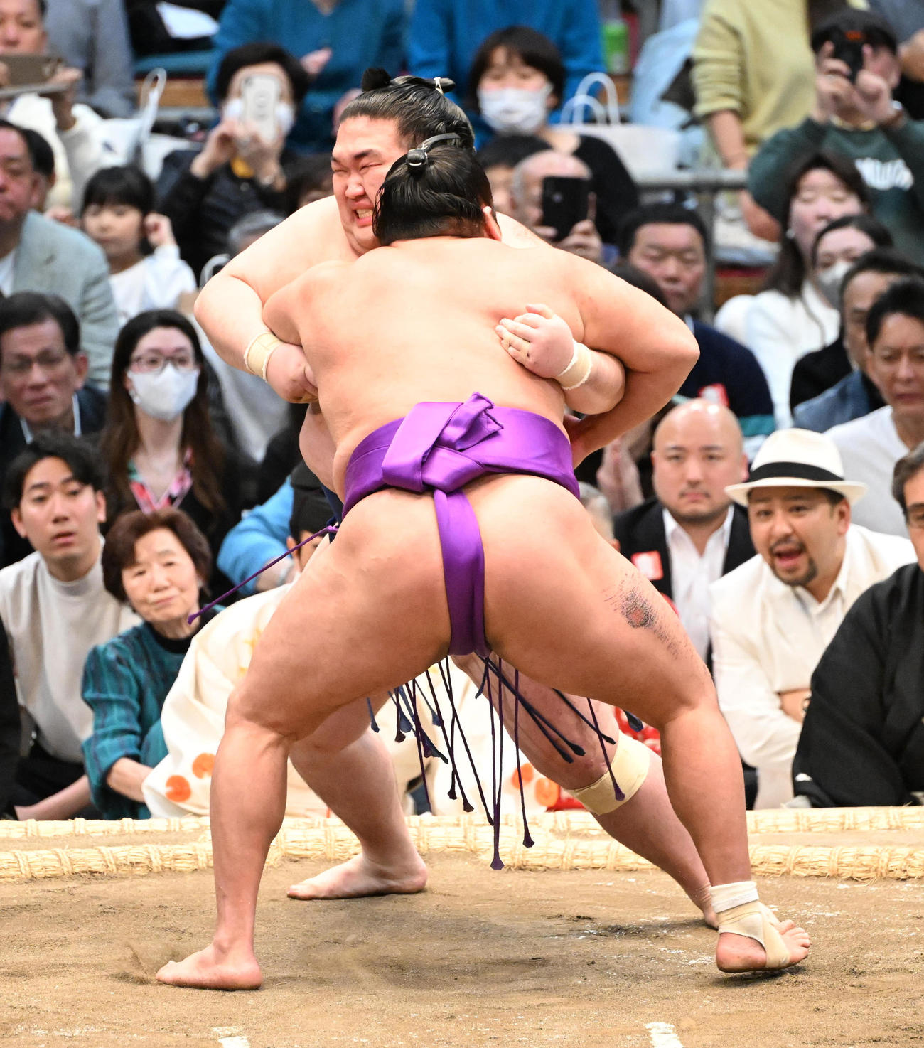 尊富士（左）は押し倒しで豪ノ山を破り優勝を決める（撮影・和賀正仁）
