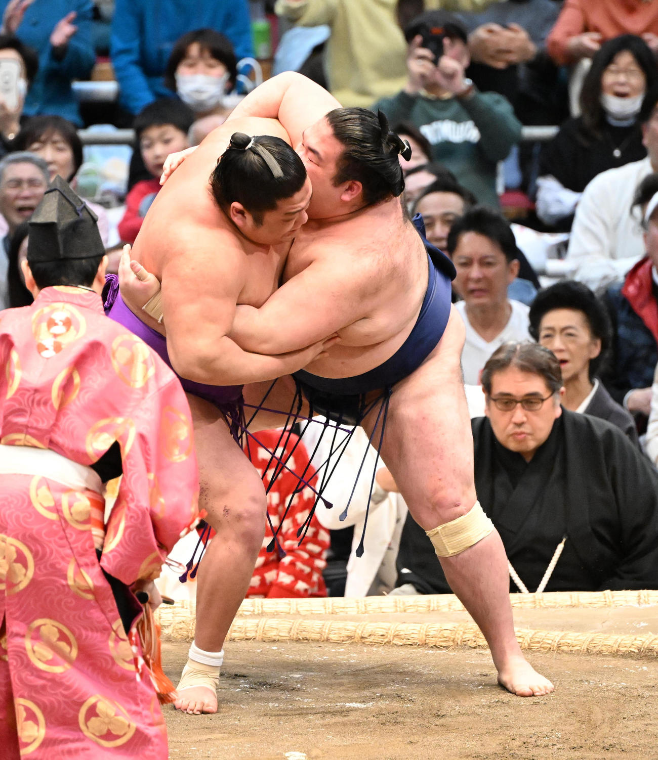 尊富士（左）は押し倒しで豪ノ山を破り優勝を決める（撮影・和賀正仁）
