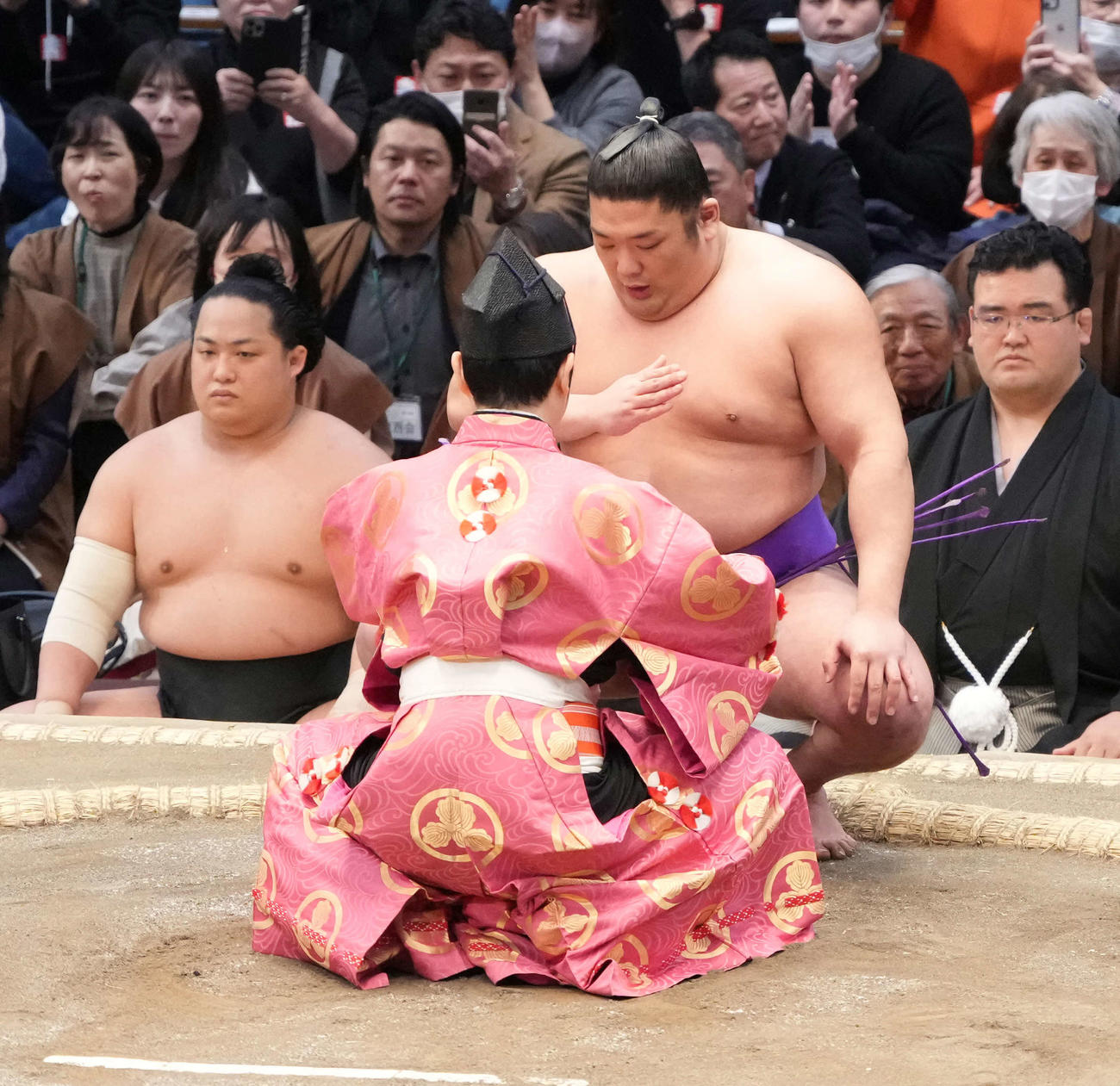 幕内優勝を決めた尊富士は手刀を切る。土俵下左は翠富士（撮影・小沢裕）