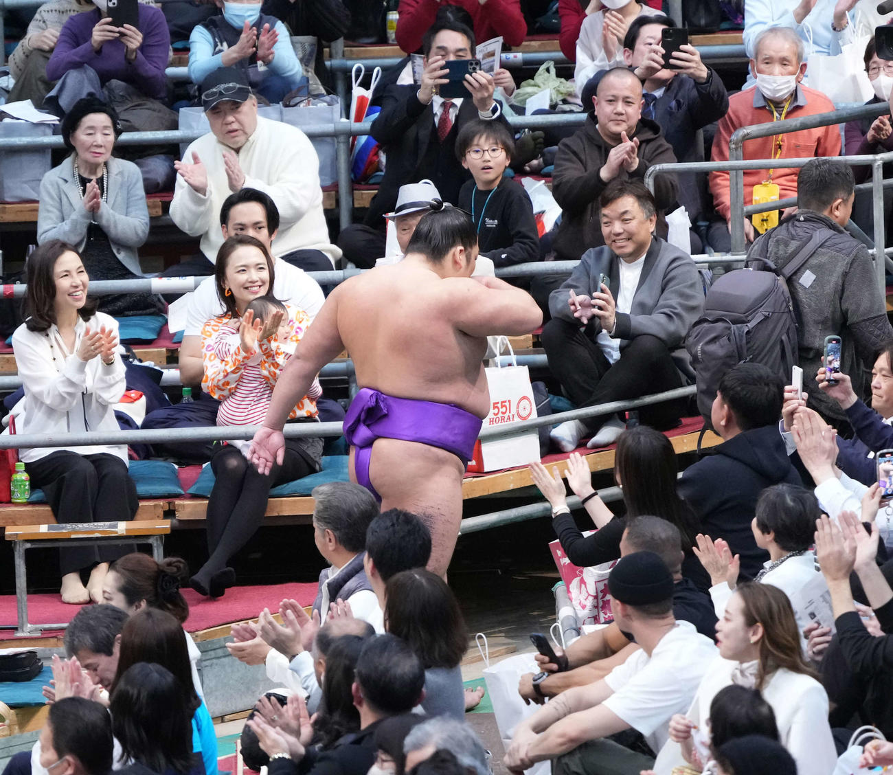 幕内優勝を決めた尊富士は館内の声援を受けながら花道を引き揚げる（撮影・小沢裕）