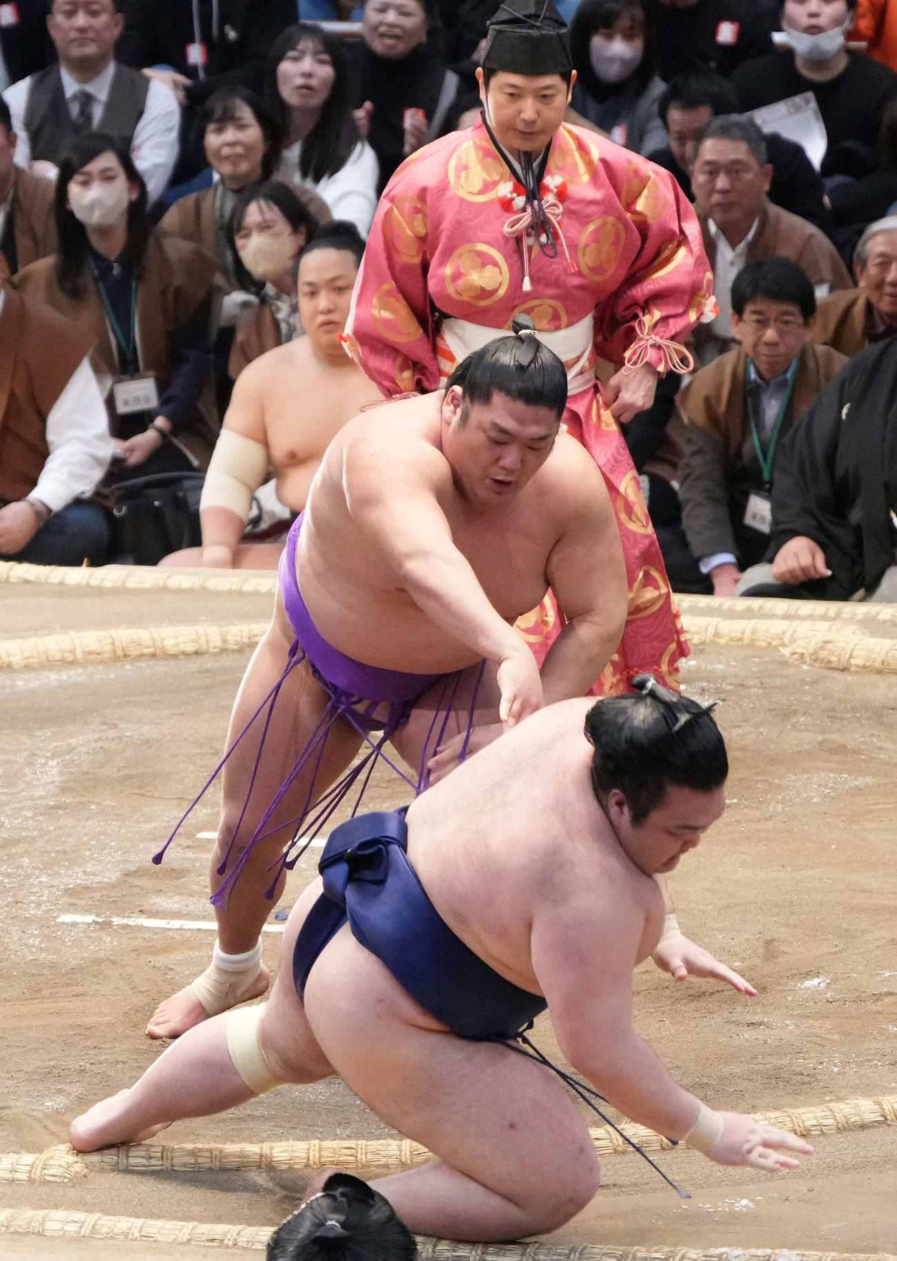 尊富士は豪ノ山（手前）を押し倒しで破り幕内優勝を決める（撮影・小沢裕）